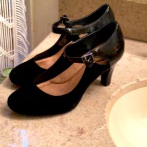 Women’s Mary Jane pumps with heel.